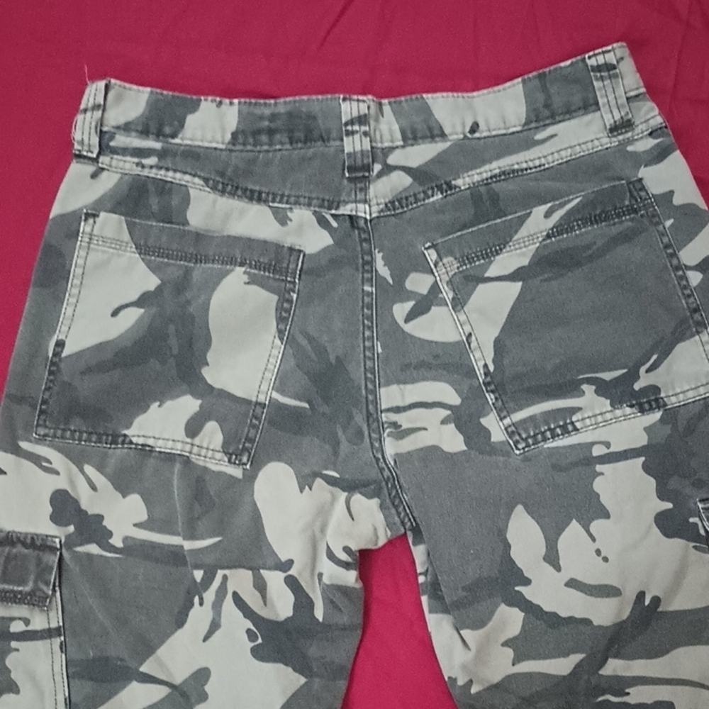 Men's Wrangler Gray Camouflage Cargo Pants 32x32 Hiking Casual Relaxed